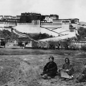 Aphur Yongden, Alexandra David-Neel tibetské dítě  před palácem Potala ve Lhase
