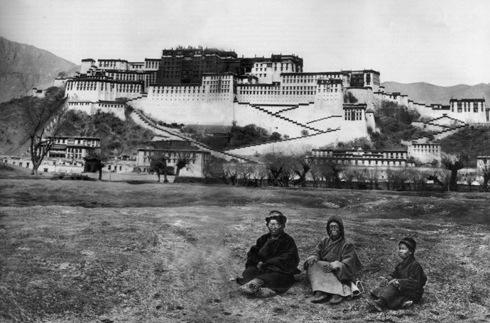Aphur Yongden, Alexandra David-Neel tibetské dítě před palácem Potala ve Lhase
Aphur Yongden, Alexandra David-Neel tibetské dítě před palácem Potala ve Lhase