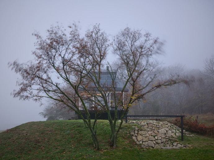 Nejde o experiment ani kompromisní řešení, ale o promyšlený prostor. Reaguje na místo, potřeby i současný životní styl. Projekt z dílny studia Ark-Shelter ukazuje, jak se víkendové bydlení posouvá směrem k jednoduchosti, funkčnosti a větší nezávislosti. 
