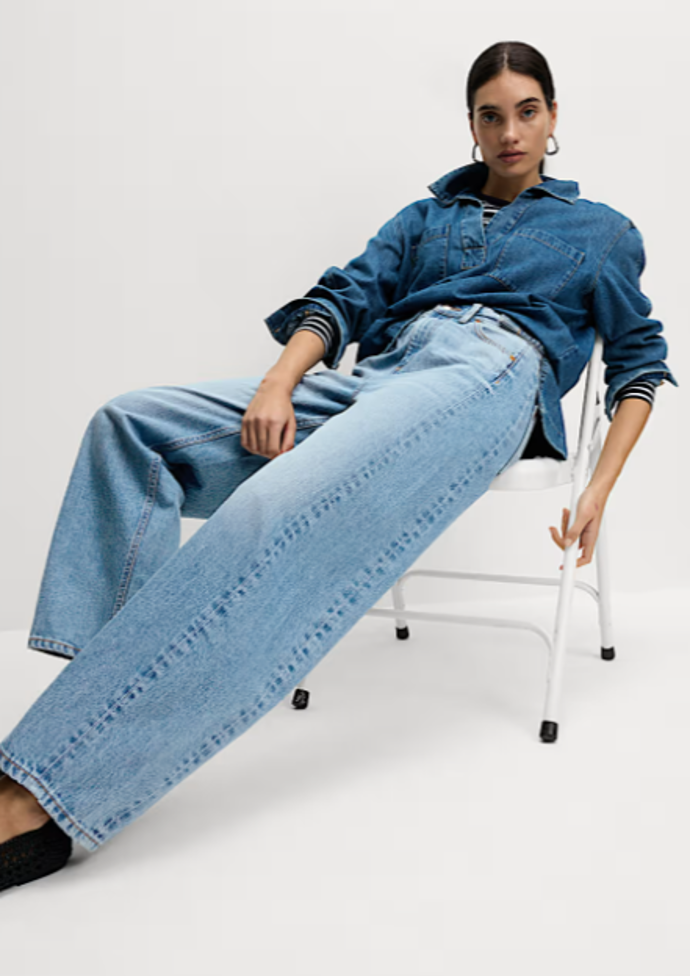 Světle modré barrel jeans M&S, 999 Kč
