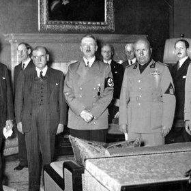 Jedno z nejhořčejších dat naší historie připomíná, jak snadno se dá rozhodovat o nás bez nás u jednoho diplomatického stolu. Tento moment zůstává dodnes hlubokou jizvou, která nám vždy připomene naivitu víry v mezinárodní sliby.
