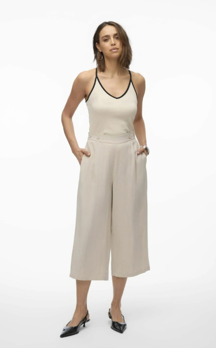 Capri kalhoty s knoflíky, Vero Moda, 649 Kč
