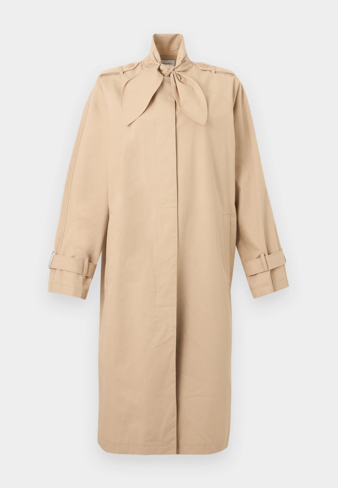 Claudie Pierlot, 11 600 Kč, zalando.cz
