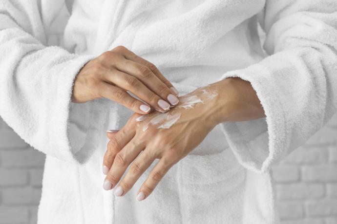 Při pomalé obnově pleti po čtyřicítce
S věkem se buněčná obnova zpomaluje, a jemná exfoliace ji může podpořit.

