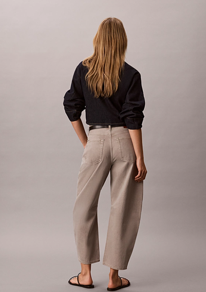 Cropped barrel jeans Calvin Klein, 2 499 Kč
