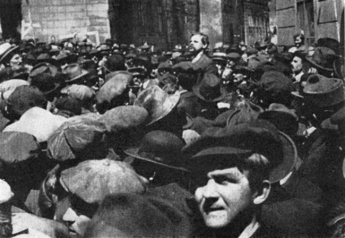 Demonstranti vtrhli na radnici a ničili symboly režimu, který je připravil o úspory. Protesty byly jedním z největších otevřených vystoupení proti komunistické moci v 50. letech.
Demonstranti vtrhli na radnici a ničili symboly režimu, který je připravil o úspory. Protesty byly jedním z největších otevřených vystoupení proti komunistické moci v 50. letech.