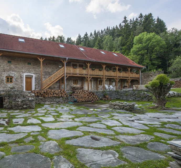 Celý interiér stojí na přírodních materiálech. Jednoznačně vede dřevo, textil a jednoduché povrchy. Takové materiály dobře stárnou, snadno se udržují a nepůsobí chladně. 
