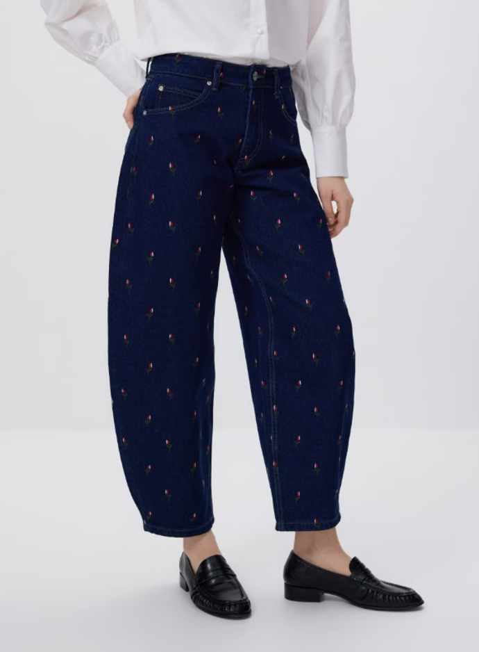 Tmavě modré barrel jeans s výšivkou, Reserved, 899 Kč
