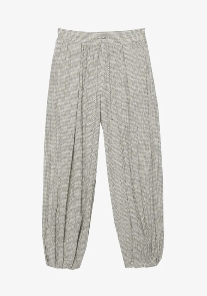 Balonové kalhoty, PULL&BEAR, 999 Kč
Balonové kalhoty, PULL&BEAR, 999 Kč