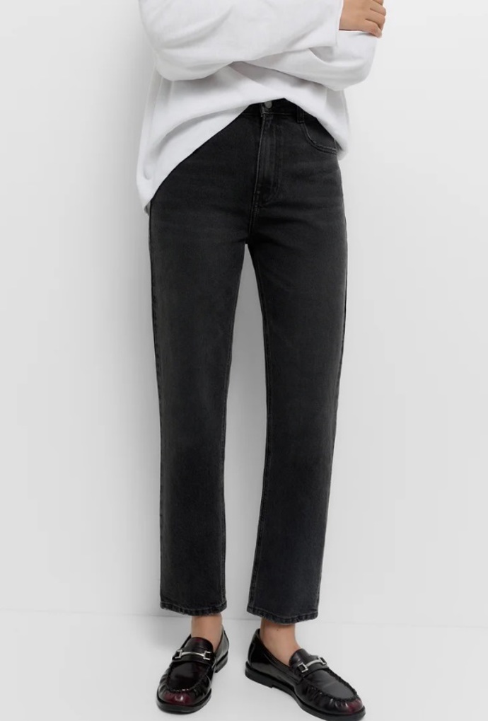 Tmavé džíny s vysokým pasem, PULL&BEAR, 699 Kč

