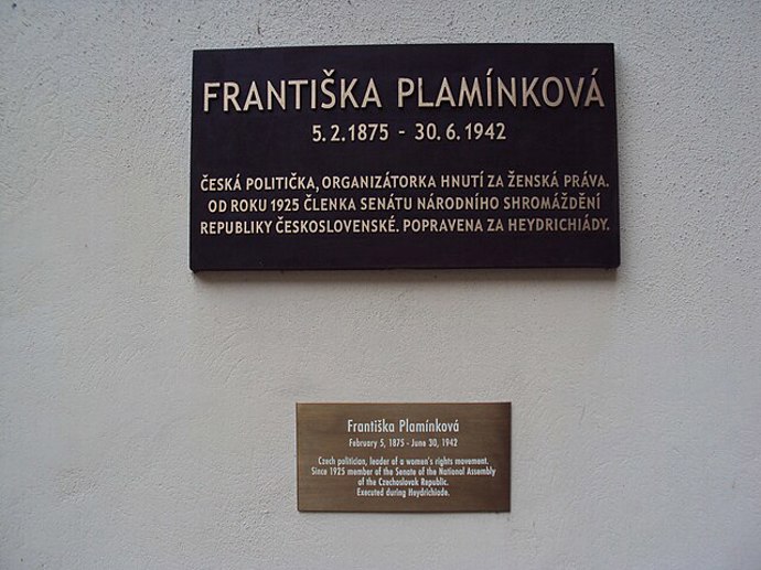 Během výslechů Františka Plamínková odmítla spolupracovat s nacisty a nepodepsala žádné prohlášení proti své zemi. Její neústupnost ji nakonec stála život.
Během výslechů Františka Plamínková odmítla spolupracovat s nacisty a nepodepsala žádné prohlášení proti své zemi. Její neústupnost ji nakonec stála život.