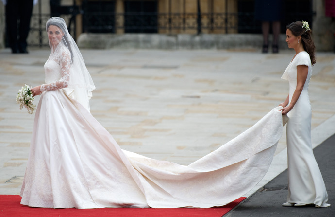 Vlečka byla dlouhá skoro tři metry – princezně s ní pomáhala její sestra Pippa
