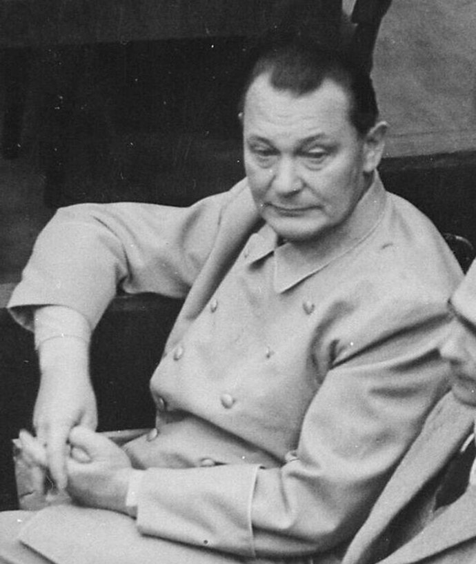 Jako pilot v první světové válce si vybudoval pověst odvážného letce. Už tehdy ale ukázal, že porážku neumí přijmout bez teatrálních gest.
Jako pilot v první světové válce si vybudoval pověst odvážného letce. Už tehdy ale ukázal, že porážku neumí přijmout bez teatrálních gest.