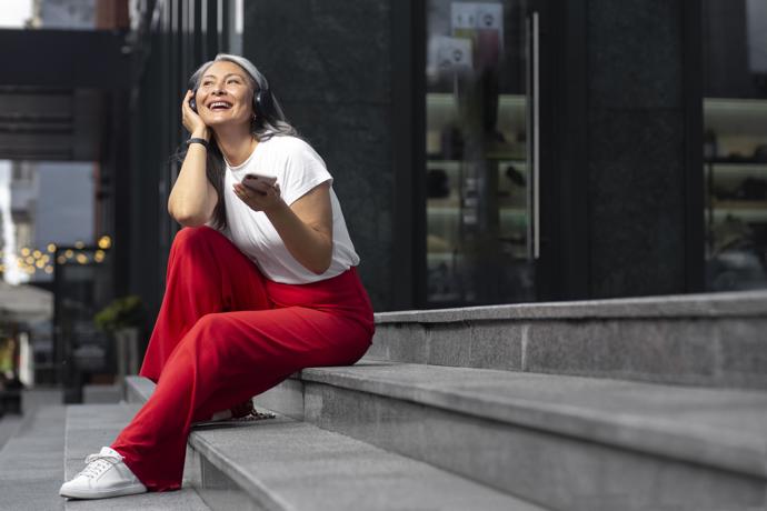 Sportovně elegantní outfity jsou nejen komfortní, ale současně působí velmi mladistvě i ve zralém věku. 
