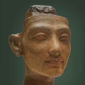 Kult boha Atona změnil nejen víru, ale i způsob, jakým se panovníci prezentovali lidu. Nefertiti se v něm objevuje jako silná a aktivní spoluvládkyně, ne jen pasivní královna.
