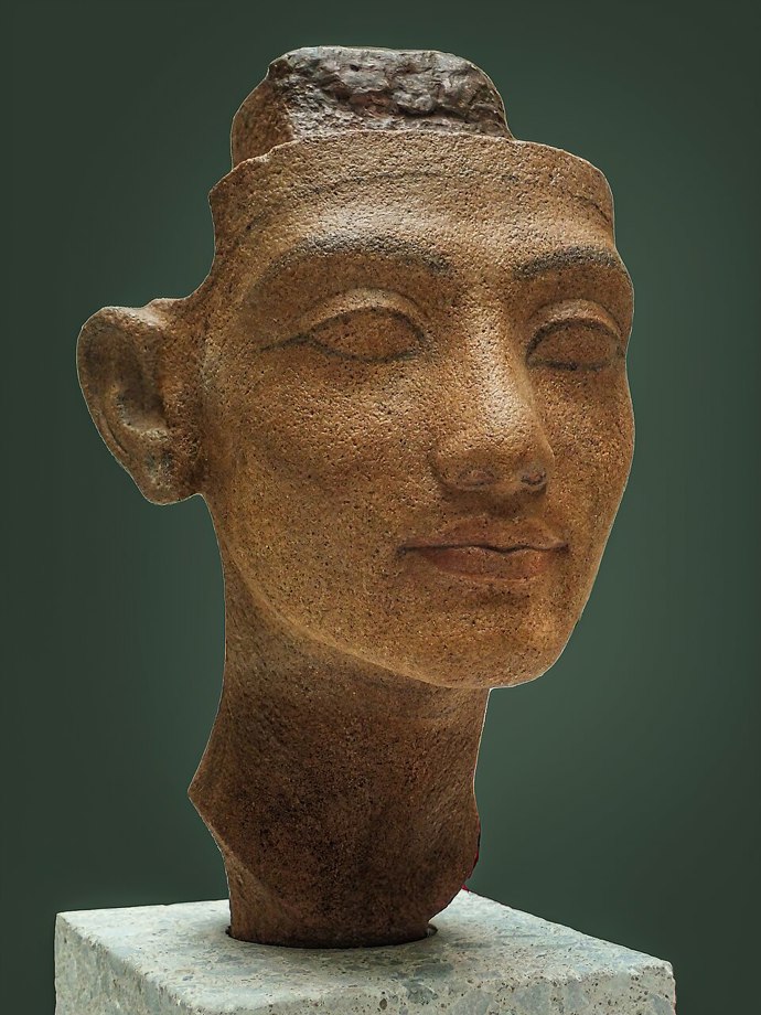 Kult boha Atona změnil nejen víru, ale i způsob, jakým se panovníci prezentovali lidu. Nefertiti se v něm objevuje jako silná a aktivní spoluvládkyně, ne jen pasivní královna.
Kult boha Atona změnil nejen víru, ale i způsob, jakým se panovníci prezentovali lidu. Nefertiti se v něm objevuje jako silná a aktivní spoluvládkyně, ne jen pasivní královna.