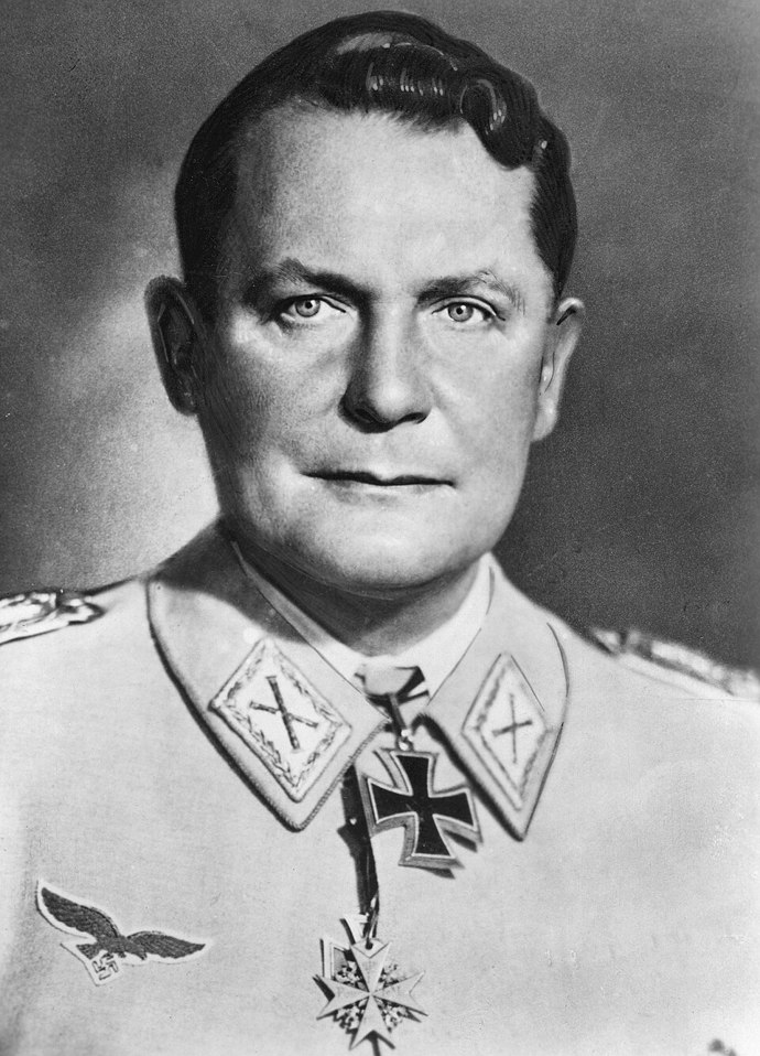 Během války vedl Luftwaffe, ale jeho sliby se postupně rozpadly. Nedokázal zastavit bombardování Německa a jeho vliv slábl.
Během války vedl Luftwaffe, ale jeho sliby se postupně rozpadly. Nedokázal zastavit bombardování Německa a jeho vliv slábl.