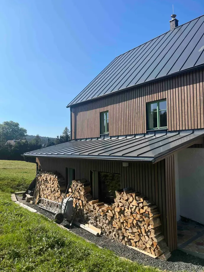 Topí se tu pohodlně elektřinou, ale pro atmosféru se mohou rozpálit krbová kamna, dřeva je dost.
Topí se tu pohodlně elektřinou, ale pro atmosféru se mohou rozpálit krbová kamna, dřeva je dost.