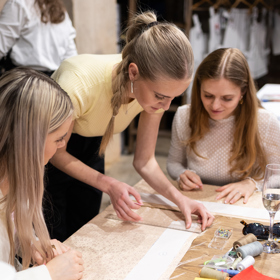 Ve zcela novém zážitku ArtFashion by Burda Style si návštěvníci ušijí svůj první výrobek na šicím stroji - trendy scrunchie a vyrobí textilní obraz z odstřižků. Zážitek se snaží připomínat a šířit krásu řemesla - šití a poukazovat na něj, jako na způsob relaxace v dnešní uspěchané době.
