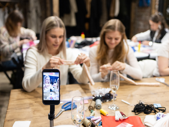 Ve zcela novém zážitku ArtFashion by Burda Style si návštěvníci ušijí svůj první výrobek na šicím stroji - trendy scrunchie a vyrobí textilní obraz z odstřižků. Zážitek se snaží připomínat a šířit krásu řemesla - šití a poukazovat na něj, jako na způsob relaxace v dnešní uspěchané době.
