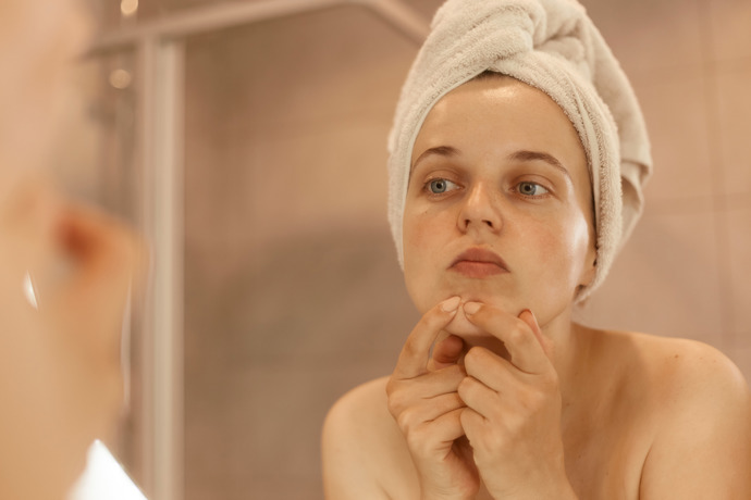 Při ucpaných pórech a sklonech k černým tečkám
Jemná exfoliace pomáhá póry čistit a předcházet jejich zanášení.
