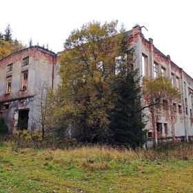 Budova kompresorovny dnes působí opuštěně, ale kdysi byla součástí intenzivního provozu dolu. Sloužila k zajištění technického chodu těžby, která byla postavena na nucené práci vězňů.
