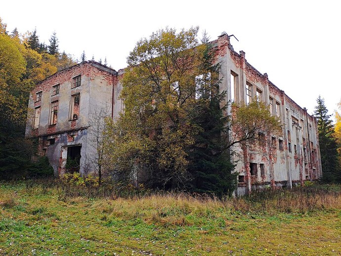 Budova kompresorovny dnes působí opuštěně, ale kdysi byla součástí intenzivního provozu dolu. Sloužila k zajištění technického chodu těžby, která byla postavena na nucené práci vězňů.
