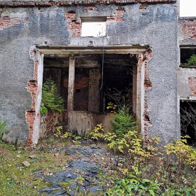 Další pohled na kompresorovnu ukazuje industriální charakter celého areálu. I tyto technické objekty byly součástí systému, který ignoroval lidské limity i důstojnost.
