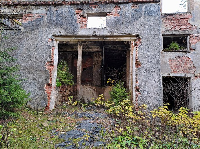 Další pohled na kompresorovnu ukazuje industriální charakter celého areálu. I tyto technické objekty byly součástí systému, který ignoroval lidské limity i důstojnost.
