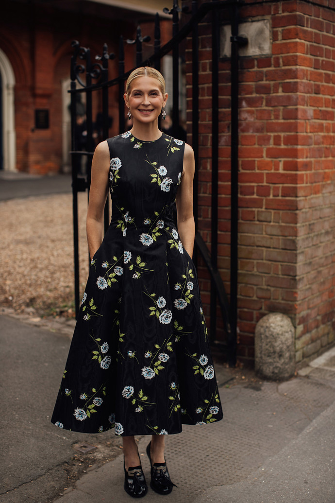Kelly Rutherford oblékla černé šaty Emilia Wickstead s jemnými květy
