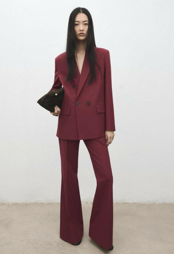 Sako, 2 999 Kč, kalhoty, 1 599 Kč, Mango, prodává Zalando
Sako, 2 999 Kč, kalhoty, 1 599 Kč, Mango, prodává Zalando