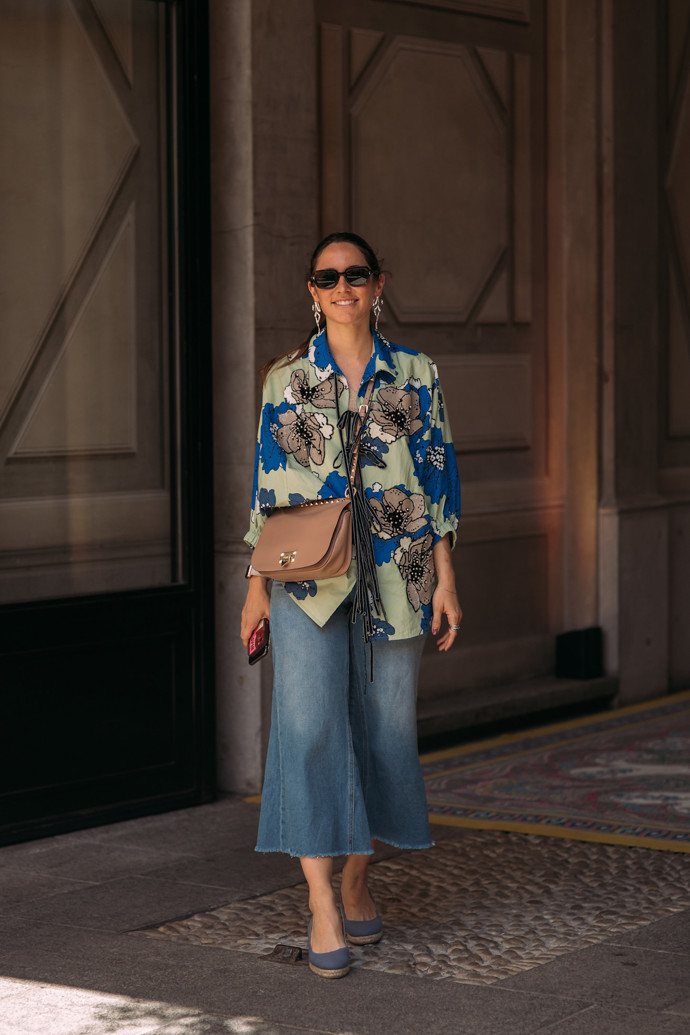 Květovaná košile je klasika, kterou v jarních a letních outfitech nezklamete
