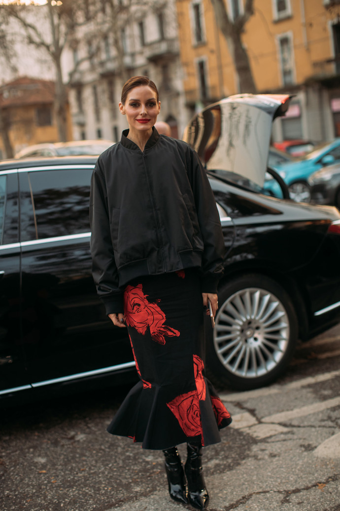 Olivia Palermo sáhla po minimalistické sukni s červenými květy a zkombinovala ji s černým bomberem
