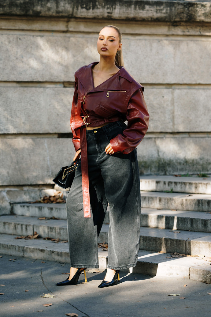 Černé barrel jeans v elegantním outfitu
