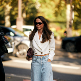 Trendy outfit s volnými barrel jeans
