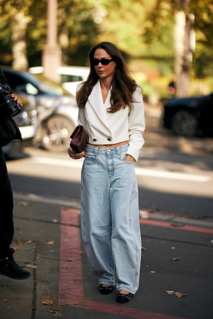 Trendy outfit s volnými barrel jeans

