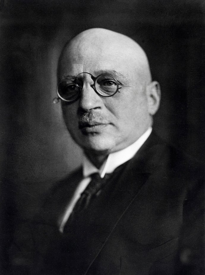 Za objev syntézy amoniaku získal v roce 1919 Nobelovy cenu za chemii, což vyvolalo ostré spory. Mnozí nedokázali oddělit jeho přínos pro zemědělství od role ve válečných zločinech.
Za objev syntézy amoniaku získal v roce 1919 Nobelovy cenu za chemii, což vyvolalo ostré spory. Mnozí nedokázali oddělit jeho přínos pro zemědělství od role ve válečných zločinech.