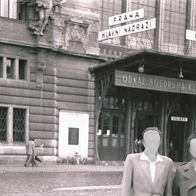 Lidé stáli dlouhé hodiny ve frontách, aby si vyměnili staré peníze za nové. Každý krok k přepážce znamenal další potvrzení obrovské ztráty.
