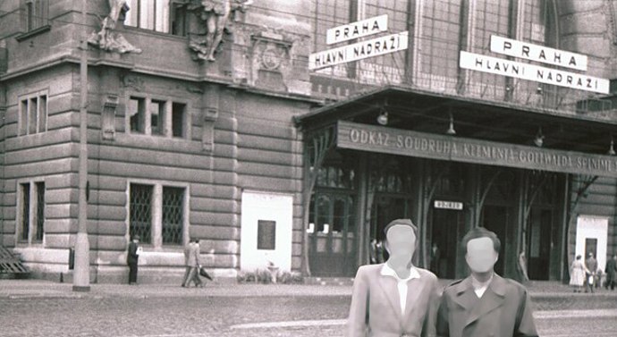 Lidé stáli dlouhé hodiny ve frontách, aby si vyměnili staré peníze za nové. Každý krok k přepážce znamenal další potvrzení obrovské ztráty.
Lidé stáli dlouhé hodiny ve frontách, aby si vyměnili staré peníze za nové. Každý krok k přepážce znamenal další potvrzení obrovské ztráty.