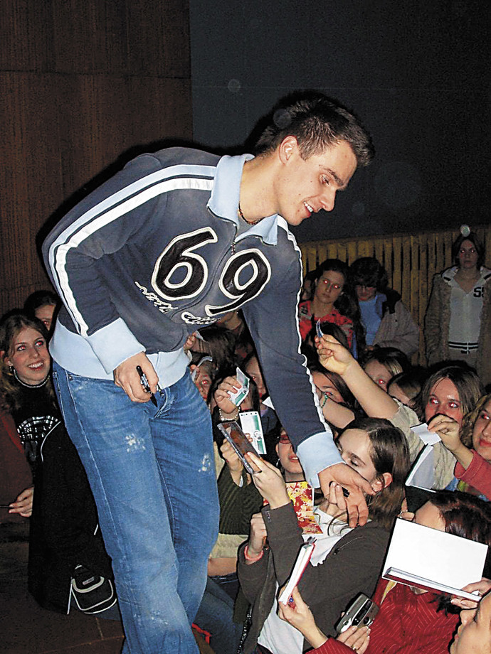 Bundičky s velkými nápisy a džíny, toto byl trend teenagerů na počátku tisíciletí
