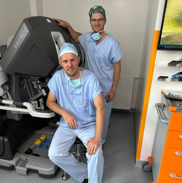 Odstranění dělohy pomocí robotické chirurgie je šetrnější a ženy se rychleji vrací do běžného života. Odstranění dělohy pomocí robotické chirurgie je šetrnější a ženy se rychleji vrací do běžného života.