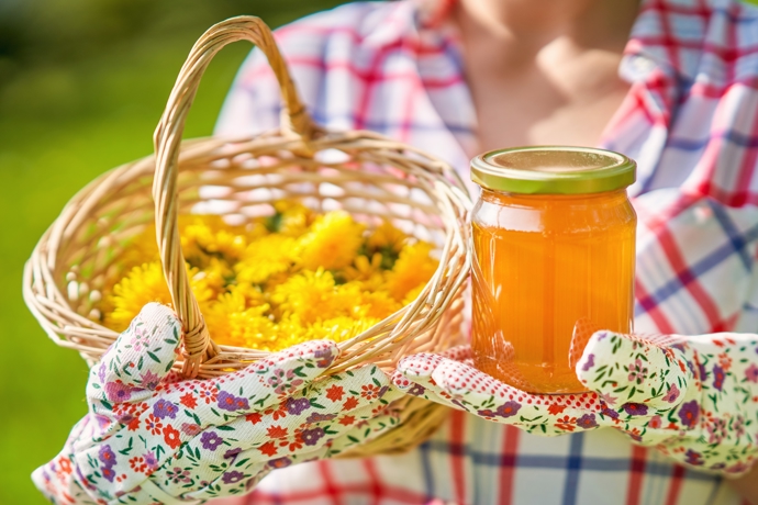Pampeliškový med krásně voní i chutná a navíc obsahuje spoustu vitamínů.
Pampeliškový med krásně voní i chutná a navíc obsahuje spoustu vitamínů.