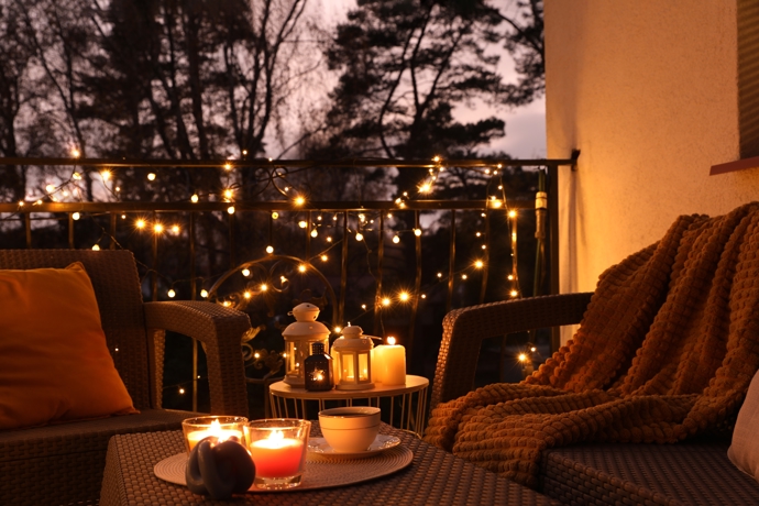 Světýlka a dekorační textilie vytvoří tu pravou romantickou atmosféru. Vyrobit si můžete i domácí svícny ze zavařovacích sklenic a čajových svíček. 
