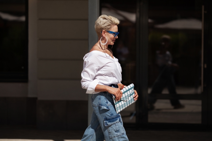Pixie Cut vyfoukaný přes kulatý kartáč s kvalitní fixací si udrží objem v průběhu celého dne.

