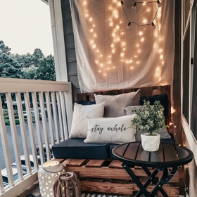 I malý balkon, terasa nebo lodžie se mohou stát dokonalým relaxačním koutkem. Vyrobte si na něj nábytek svépomocí a dozdobte jej světýlky a oblíbenými dekoracemi v přírodním stylu. 
