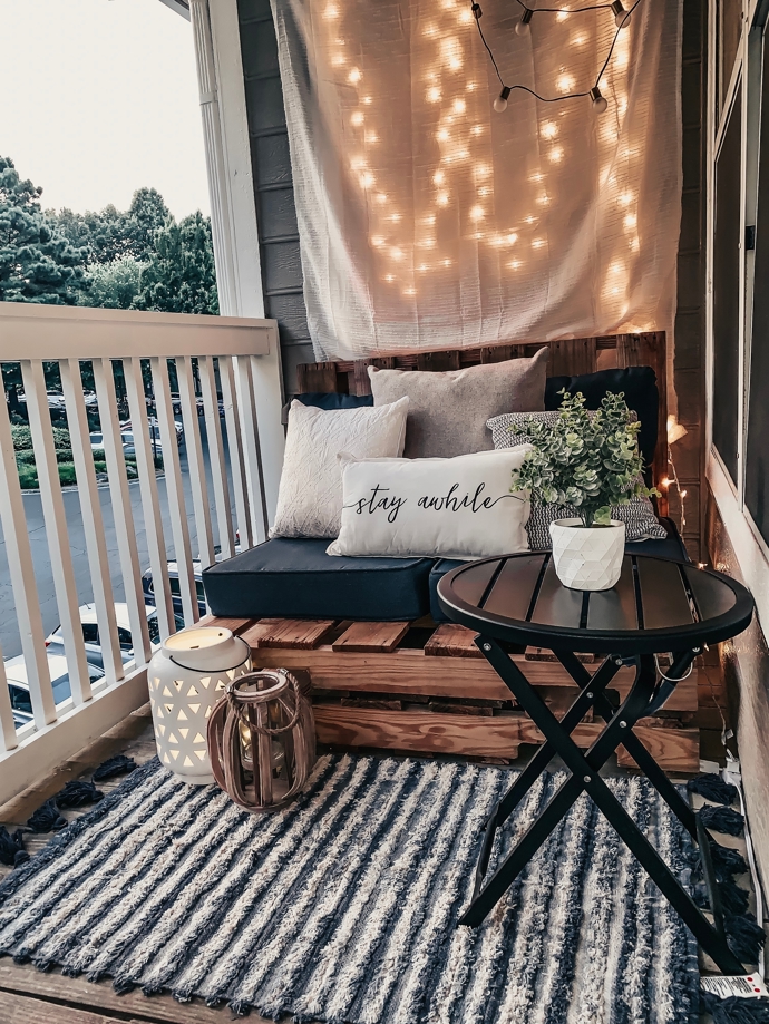 I malý balkon, terasa nebo lodžie se mohou stát dokonalým relaxačním koutkem. Vyrobte si na něj nábytek svépomocí a dozdobte jej světýlky a oblíbenými dekoracemi v přírodním stylu. 
