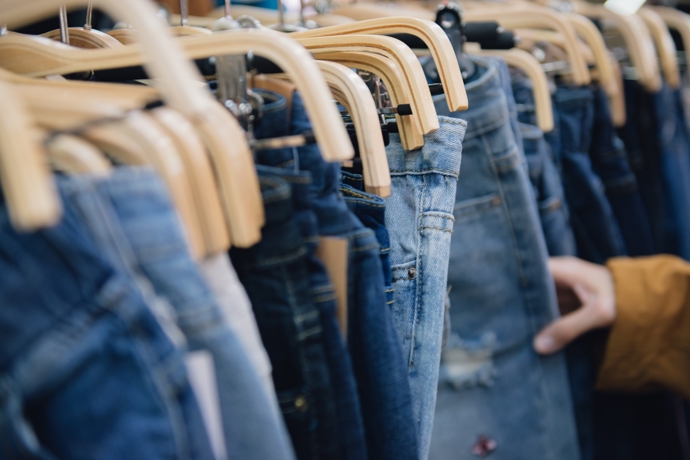 Není denim jako denim. Ideální je směs kvalitního denimu a elastanu, díky kterému budou džíny příjemně pružit, ale zachovají si tvar. 
