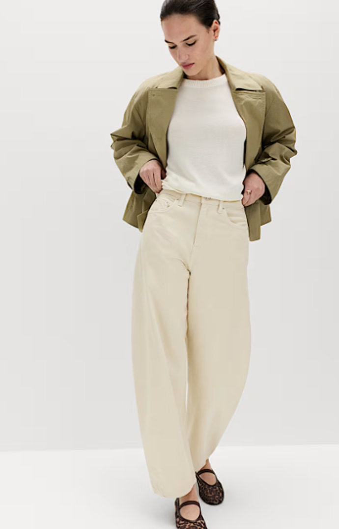 Smetanové barrel jeans M&S, 999 Kč
