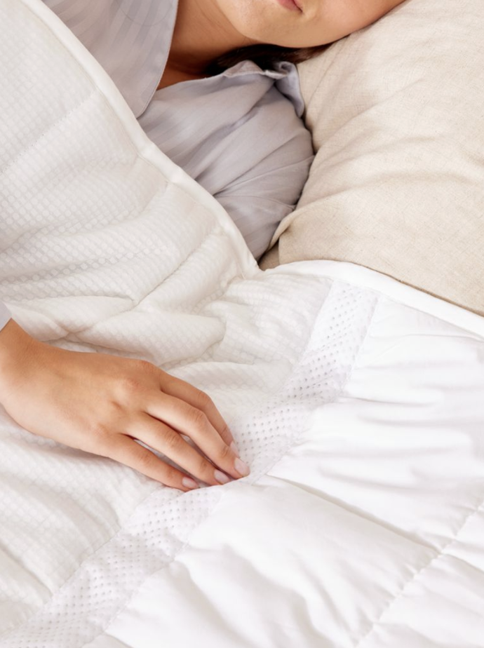 Luxusní přikrývka, jejíž náplň tvoří 95 % skleněných korálků, 3 % silikonizované duté vlákno a 2 % vlákno Outlast, 7 kg. Díky hmotnosti skleněných korálků přikrývka těsně obemkne tělo a působí na něj mírným, rovnoměrným tlakem, což má zklidňující a uvolňující účinek. 100% bavlněný potah s ventilačními kanálky ze síťoviny. 5000 Kč
