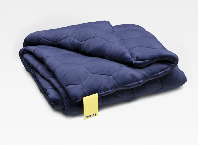 Funkční zátěžová deka Hevi™ Blanket pomocí hloubkové tlakové terapie pomáhá vytvářet pocity pohodlí, objetí a domova. Snižuje úzkost a zlepšuje kvalitu spánku, což vede k ránam bez nervozity a únavy. 3755 Kč
